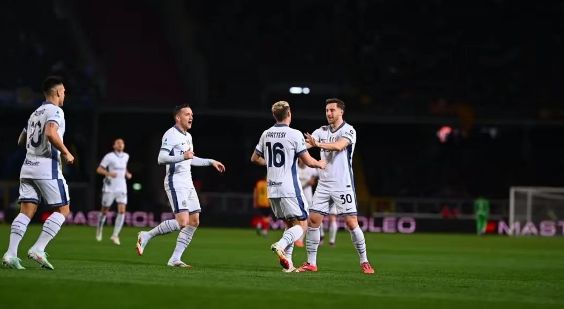 意甲比赛燃情展开,球场对决激烈激动人心 意甲比赛燃情展开,球场对决激烈激动人心