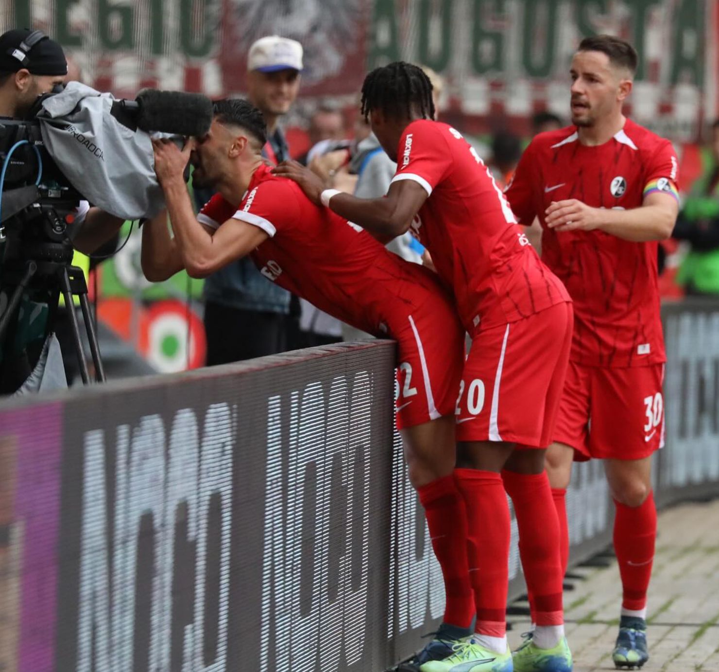 狼堡球员展现团结努力精神,取得连胜 狼堡球员展现团结努力精神,取得连胜