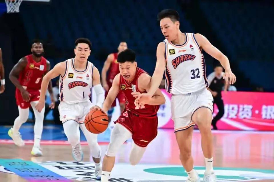 利记-职业篮球聚焦比赛亮点，球员表现令人惊喜