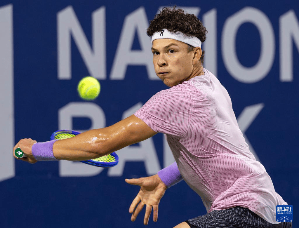 加拿大队在比赛中获得胜利,赢得冠军 加拿大队在比赛中获得胜利,赢得冠军