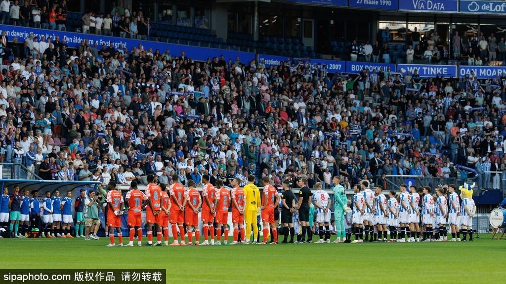 足球比赛带来悬念与惊喜,球迷热血澎湃 足球比赛带来悬念与惊喜,球迷热血澎湃