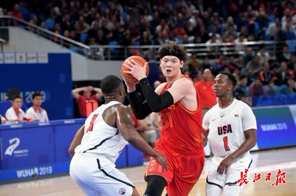 美国队士气高涨,实现第四连胜 美国队士气高涨,实现第四连胜